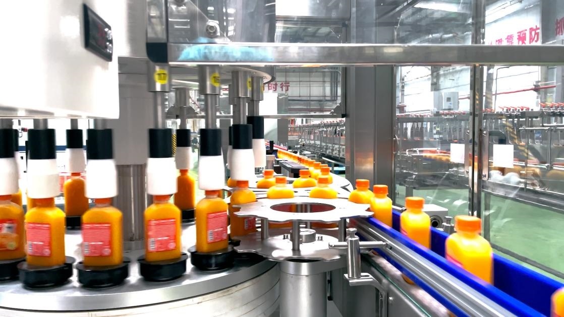 一輕食品（丹江口）產(chǎn)業(yè)園內(nèi)的桔汁飲料生產(chǎn)線。 受訪者供圖