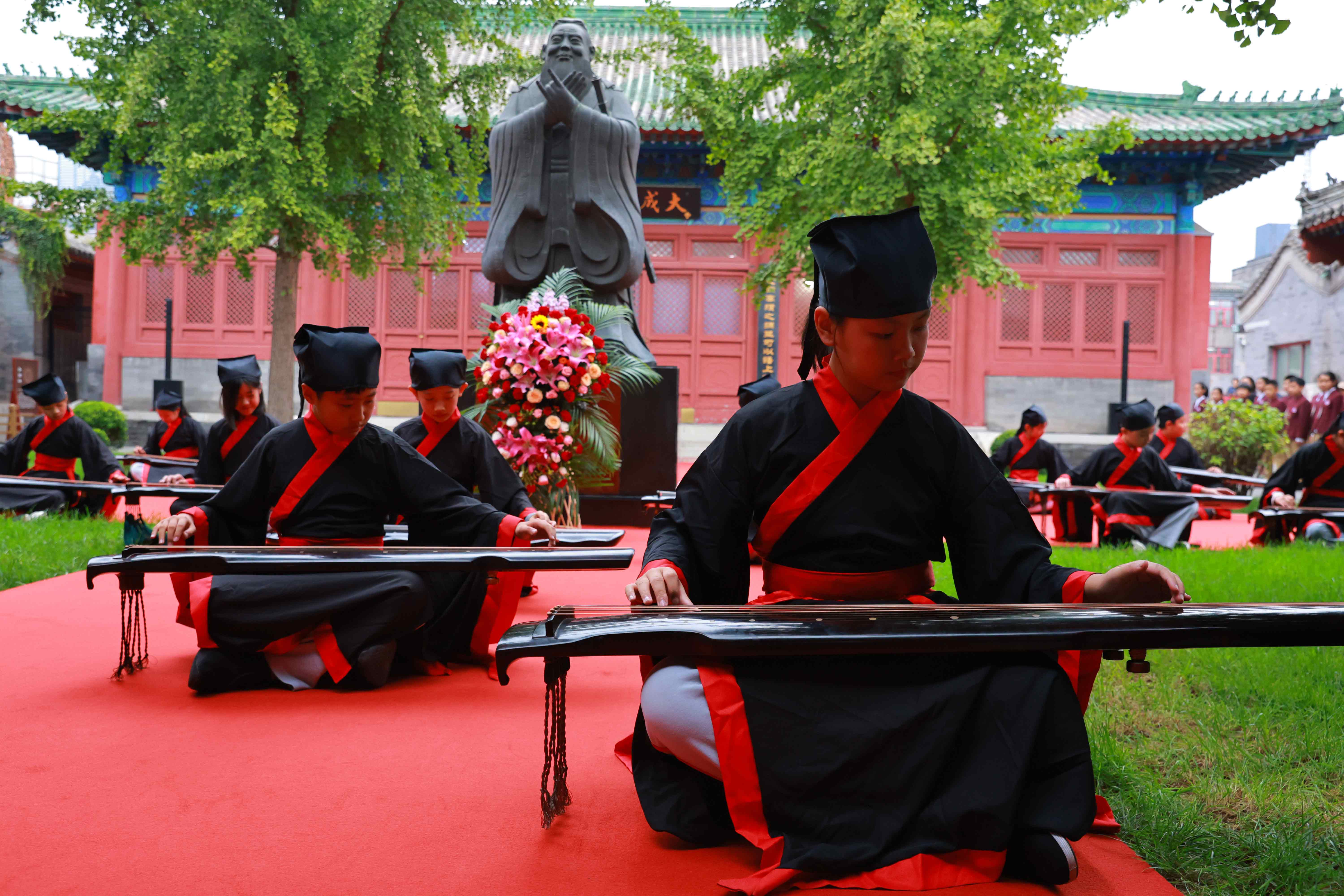 古琴表演《至圣先師孔子歌》。校方供圖