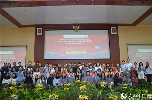 與會(huì)嘉賓與阿拉扎大學(xué)師生合影。人民網(wǎng)記者 李培松攝