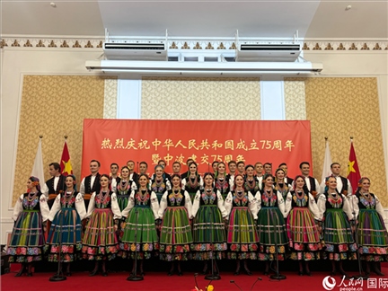 波蘭馬佐夫舍歌舞團(tuán)現(xiàn)場演出。人民網(wǎng)記者 禹麗敏攝