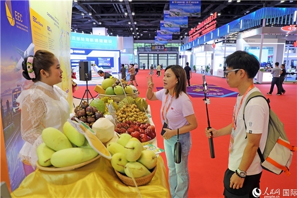 在東博會(huì)泰國展區(qū)，參觀者在向泰方工作人員了解泰國水果情況。人民網(wǎng)記者趙益普攝