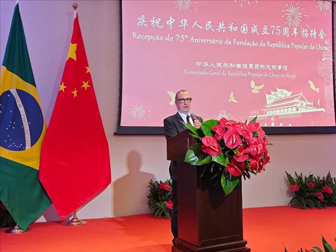 巴西外交部駐東北部地區(qū)辦公室主任德寶拉大使在招待會(huì)上致辭。 中國(guó)駐累西腓總領(lǐng)館供圖