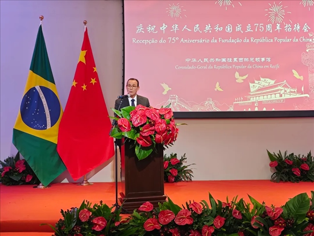 塞爾希培州州長(zhǎng)代表、副州長(zhǎng)索布拉爾在招待會(huì)上致辭。 中國(guó)駐累西腓總領(lǐng)館供圖