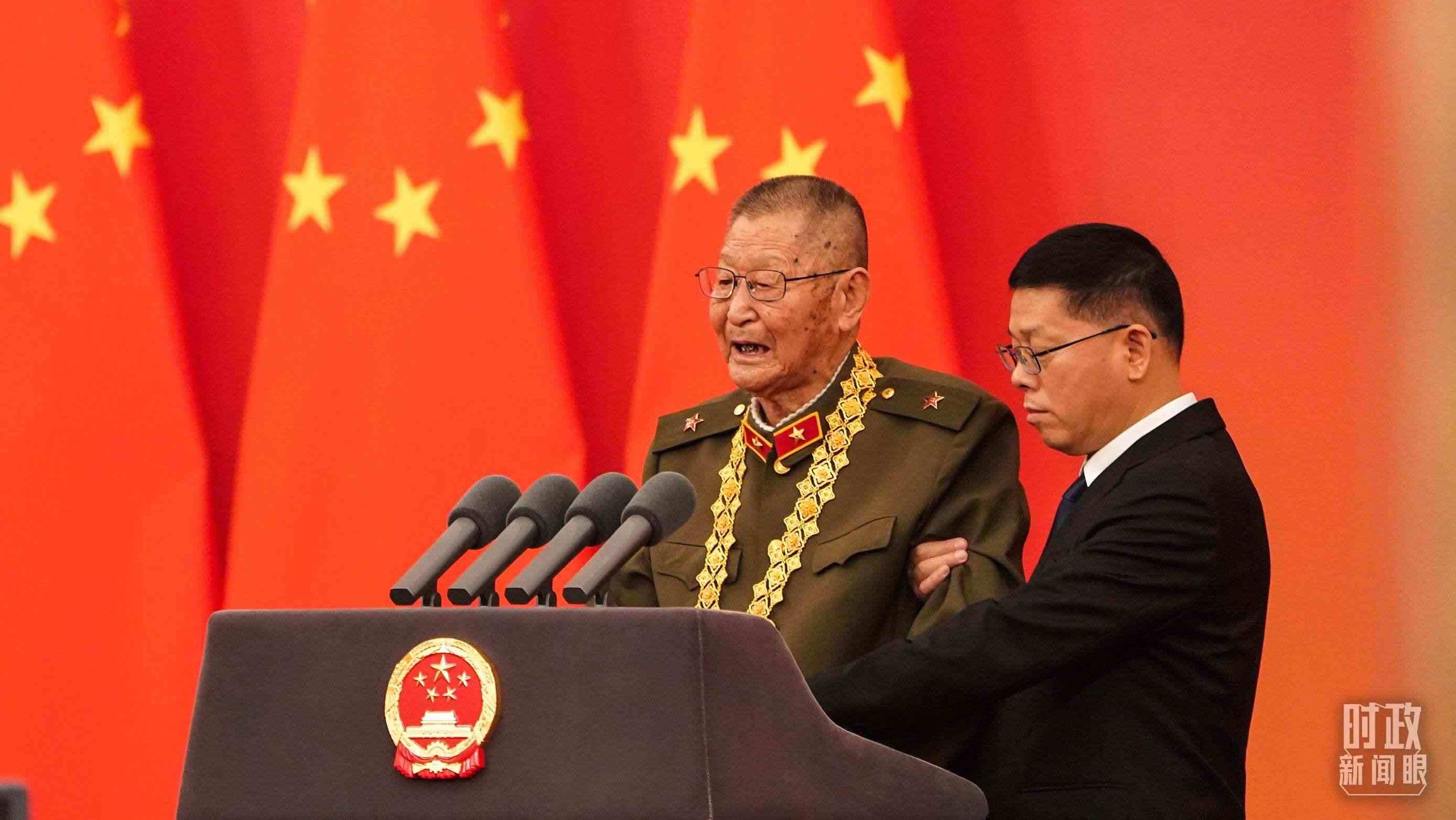 “共和國勛章”獲得者黃宗德在頒授儀式上發(fā)言。（總臺(tái)記者李晉拍攝）