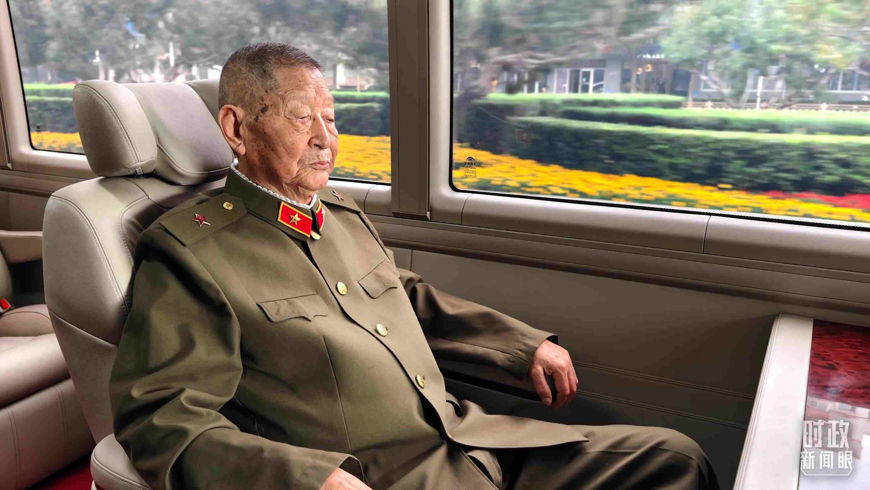 “共和國勛章”獲得者黃宗德乘坐禮賓車前往人民大會(huì)堂。（總臺(tái)央視記者胡瑋拍攝）