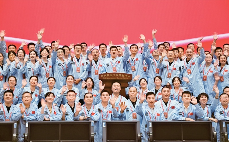 嫦娥六號完成了人類歷史上首次月球背面采樣，突破了多項關(guān)鍵技術(shù)，是我國建設(shè)航天強國、科技強國取得的又一標(biāo)志性成果，是我國探月工程的重要里程碑。圖為2024年6月25日，嫦娥六號任務(wù)圓滿成功后，工作人員在北京航天飛行控制中心合影。 新華社記者 金良快/攝