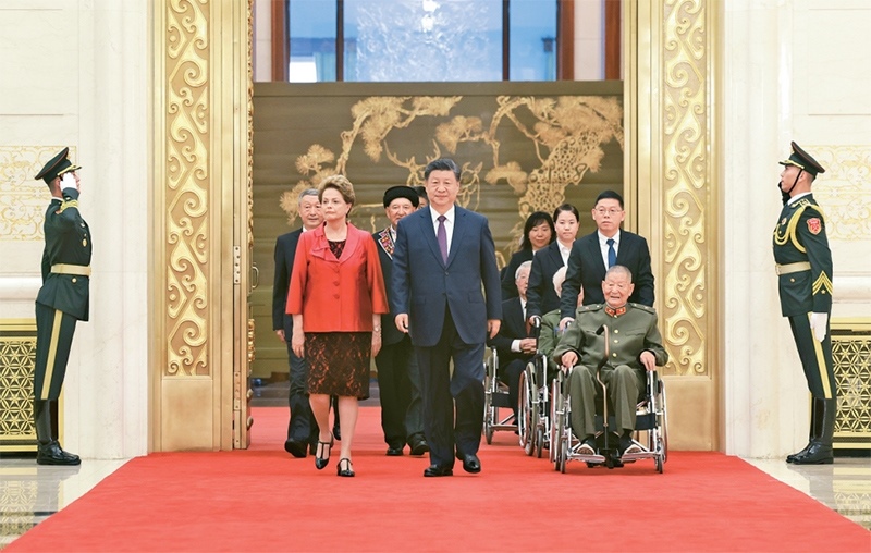 2024年9月29日，中華人民共和國(guó)國(guó)家勛章和國(guó)家榮譽(yù)稱號(hào)頒授儀式在北京人民大會(huì)堂金色大廳隆重舉行。中共中央總書記、國(guó)家主席、中央軍委主席習(xí)近平同國(guó)家勛章和國(guó)家榮譽(yù)稱號(hào)獲得者一同步入會(huì)場(chǎng)。 新華社記者 王曄/攝