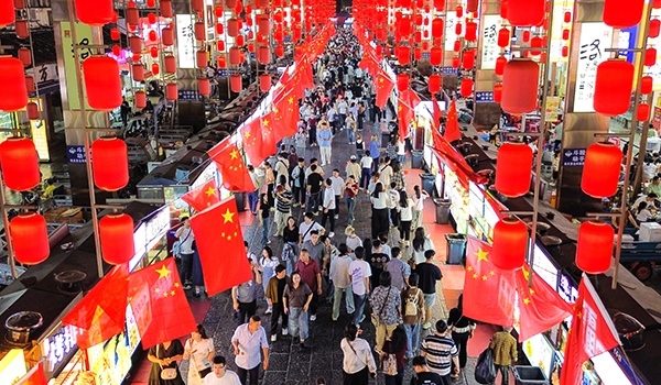 國慶臨近，河南省洛陽市老城歷史文化街區(qū)裝扮一新，國旗招展，處處洋溢著濃厚的國慶節(jié)日氛圍。來源：人民圖片網(wǎng)