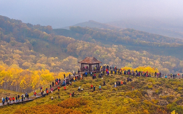 2024年9月27日，內(nèi)蒙古自治區(qū)赤峰市克什克騰旗烏蘭布統(tǒng)景區(qū)層林盡染，游人如織，風(fēng)光如畫。來源：人民圖片網(wǎng)