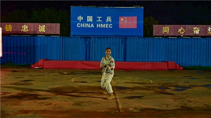 官兵帶來(lái)精彩的雙節(jié)棍表演。馬騫攝