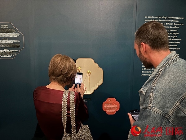  法國觀眾在展區(qū)拍照留念。人民網(wǎng)記者 于超凡攝