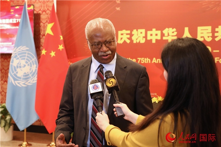 聯(lián)大主席菲勒蒙在招待會現(xiàn)場接受媒體采訪，他向中國政府和人民致以節(jié)日祝賀，表示中國的發(fā)展成就令人驚嘆。人民網(wǎng)記者 李志偉攝