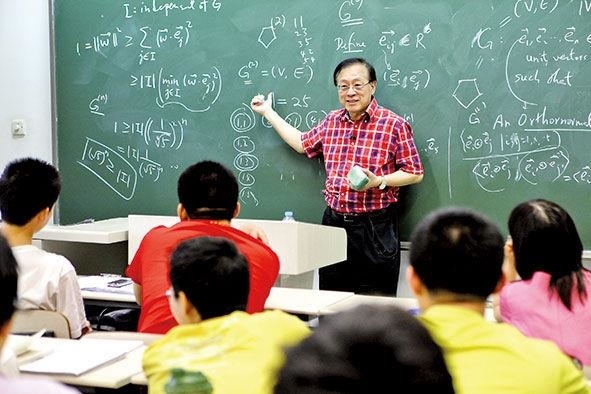 姚期智為清華大學(xué)學(xué)生授課。