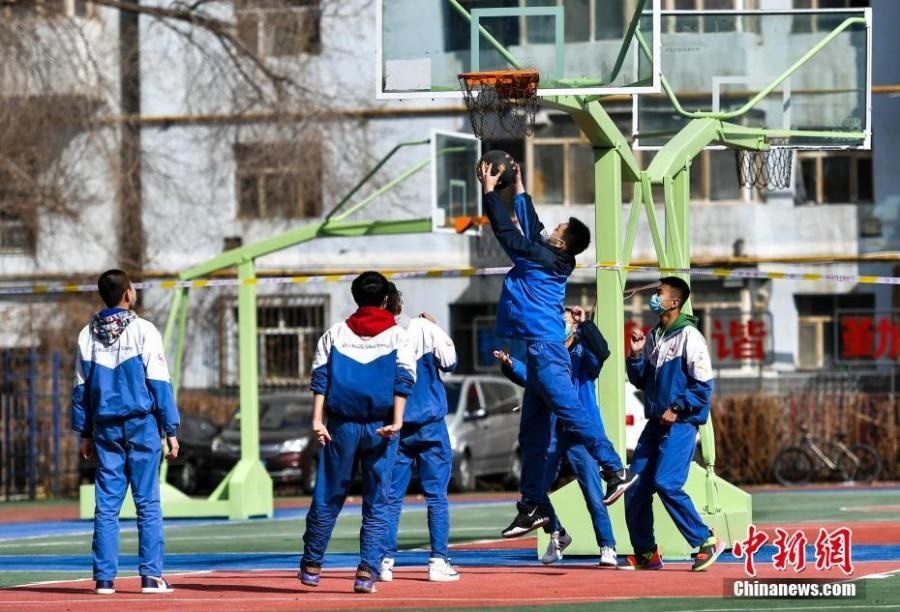 資料圖：初中生在課間休息時(shí)打籃球。中新社記者 劉新 攝