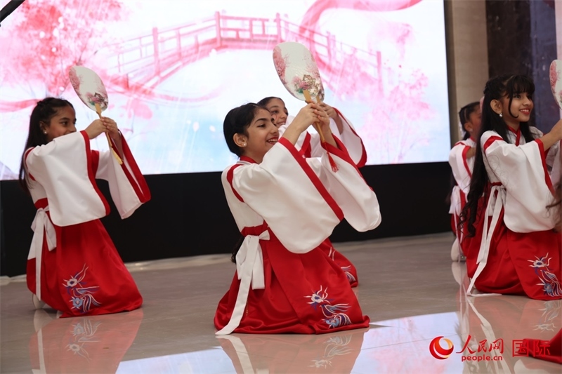 富查伊拉當(dāng)?shù)貙W(xué)校學(xué)生表演節(jié)目。人民網(wǎng)記者任皓宇攝