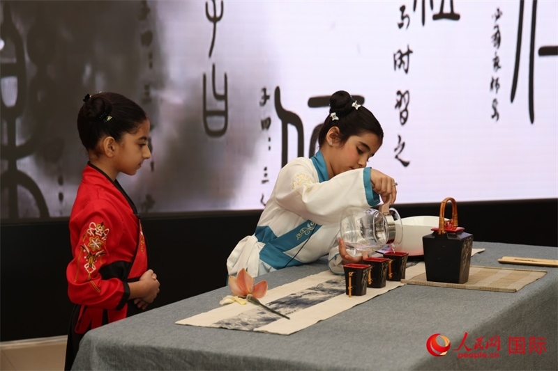 富查伊拉當(dāng)?shù)貙W(xué)校學(xué)生表演茶藝。人民網(wǎng)記者任皓宇攝