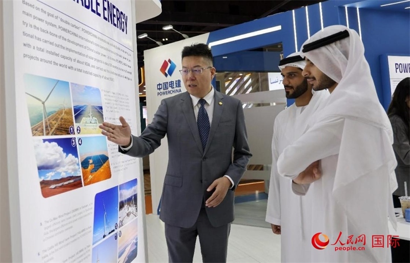 中國電建中東北非區(qū)域總部負(fù)責(zé)人向觀眾介紹公司承建的可再生能源項(xiàng)目。人民網(wǎng)記者 管克江攝