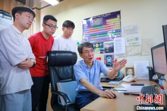 薛其坤在指導(dǎo)學(xué)生。 (受訪者供圖)