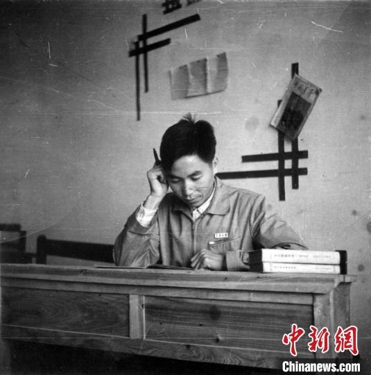 大學(xué)時(shí)期，龍樂豪在教室自習(xí)。(中國運(yùn)載火箭技術(shù)研究院供圖)