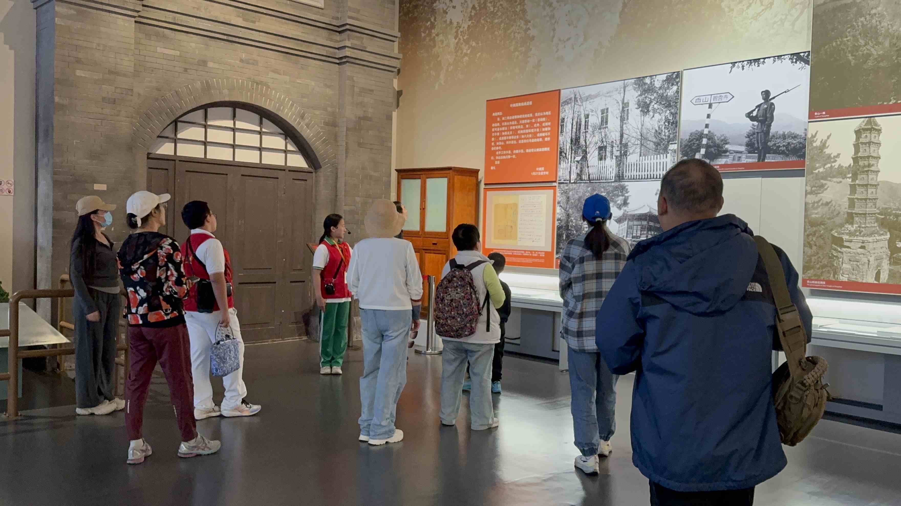 10月4日，北京香山革命紀念館內(nèi)，一名“紅領巾志愿者”正在為參觀者講解。人民網(wǎng)記者 劉微攝
