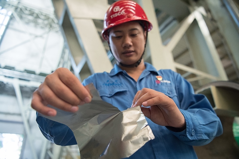 2018年8月8日，山西省太原市，太鋼不銹鋼精密帶鋼有限公司工作人員用手撕開不銹鋼。