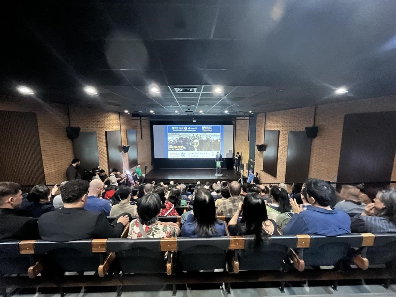 當(dāng)?shù)貢r間10月3日晚，由巴西圣保羅州立大學(xué)孔子學(xué)院舉辦的第九屆圣保羅中國電影展在圣保羅文化中心拉開帷幕。巴西圣保羅州立大學(xué)孔子學(xué)院供圖