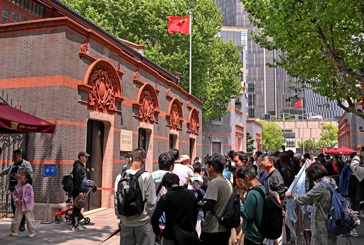 2024年5月3日，游客在位于上海的中共一大會(huì)址前參觀。新華社記者 劉穎 攝