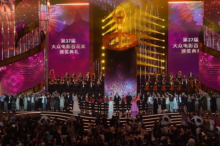 2024年8月4日，在四川成都，第37屆大眾電影百花獎(jiǎng)獲獎(jiǎng)?wù)吆痛蟊娫u(píng)審在舞臺(tái)上合影。新華社記者 唐文豪 攝