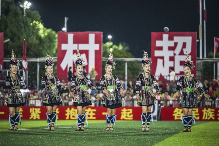 2024年9月28日，榕江縣侗族大歌隊(duì)的演員們?cè)凇按宄弊闱驁?chǎng)上表演。當(dāng)日，“發(fā)現(xiàn)中國(guó)之美·相約貴州村超”國(guó)際友誼賽在貴州省黔東南苗族侗族自治州榕江縣的“村超”足球場(chǎng)舉行。新華社記者 陶亮 攝