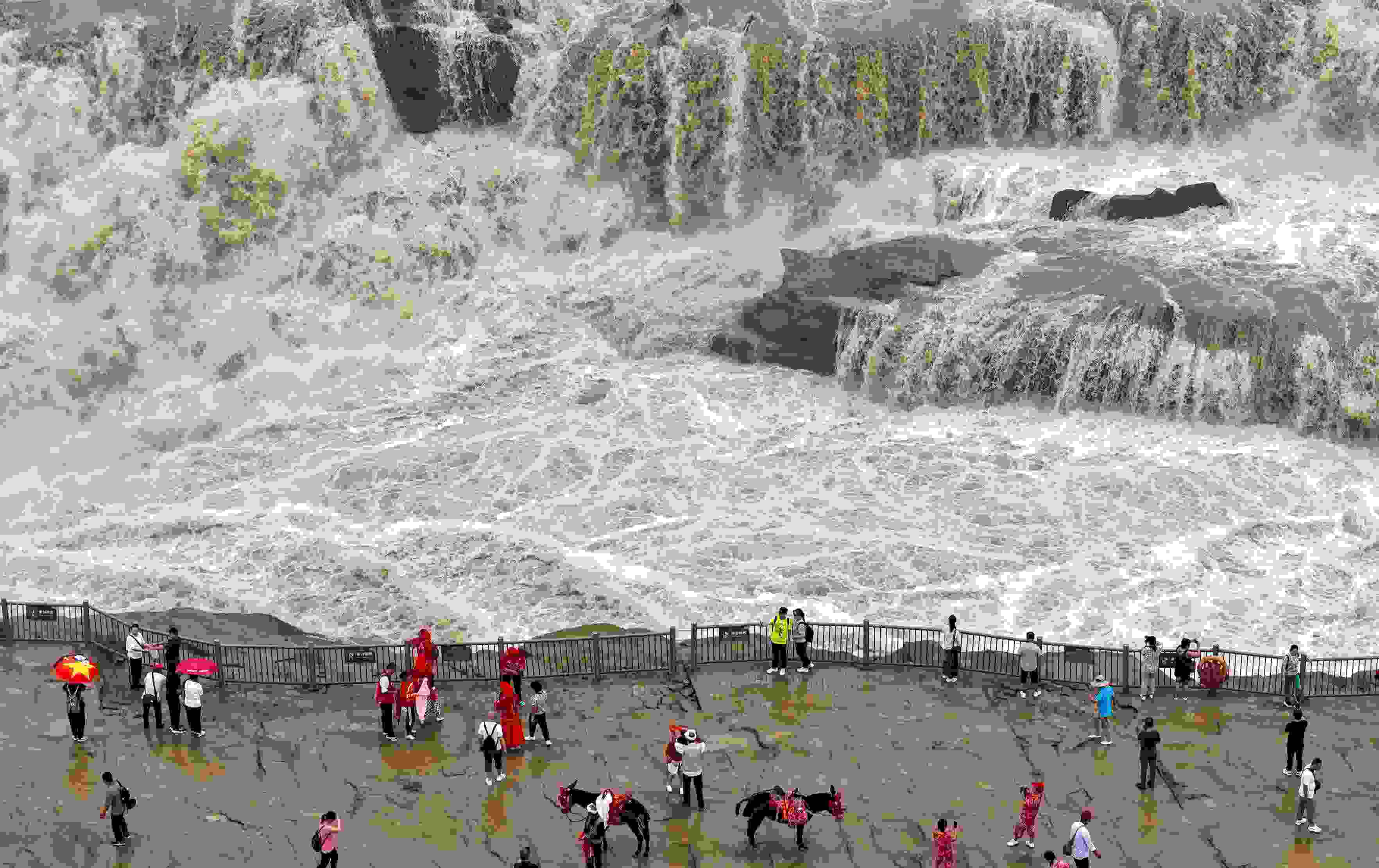 △2024年9月，游客在黃河壺口瀑布景區(qū)游覽。