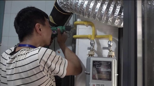 北京市石景山區(qū)工作人員上門安裝燃?xì)夤艿?。圖片來(lái)源：北京市石景山區(qū)委組織部