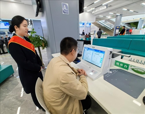 湖北省赤壁市市民在辦事人員的指導(dǎo)下填寫相關(guān)信息。圖片來(lái)源：人民網(wǎng)湖北頻道