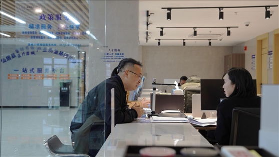 浙江省臺(tái)州市辦事群眾在政務(wù)服務(wù)中心咨詢業(yè)務(wù)辦理相關(guān)問(wèn)題。圖片來(lái)源：人民網(wǎng)浙江頻道