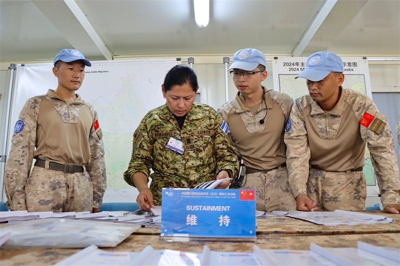 圖2-評(píng)估組對(duì)分隊(duì)軟件進(jìn)行檢查(馬騫攝)