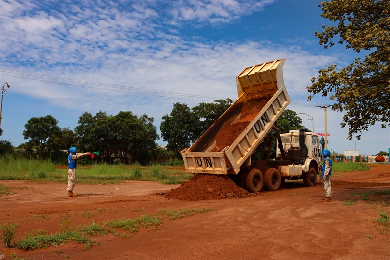 圖6-進(jìn)行作業(yè)示范(孫千攝)