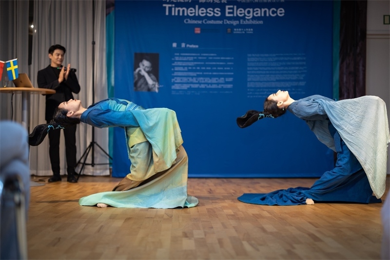 當?shù)厝A人舞社成員表演《只此青綠》。斯德哥爾摩中國文化中心供圖