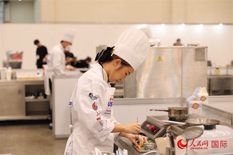 當(dāng)?shù)貢r間10月5日，廚師在第21屆釜山國際美食博覽會上展示廚藝。人民網(wǎng)記者 莽九晨攝