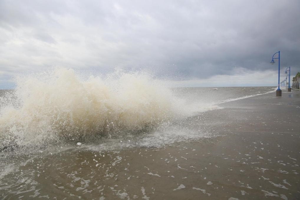 2020年9月15日，受颶風“薩莉”影響，美國路易斯安那州新奧爾良的龐恰特雷恩湖巨浪拍岸。新華社發(fā)（魏蘭攝）