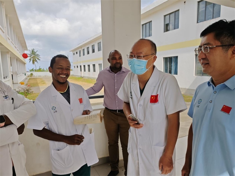 中桑醫(yī)護(hù)人員合作愉快。中國援桑醫(yī)療隊(duì) 供圖