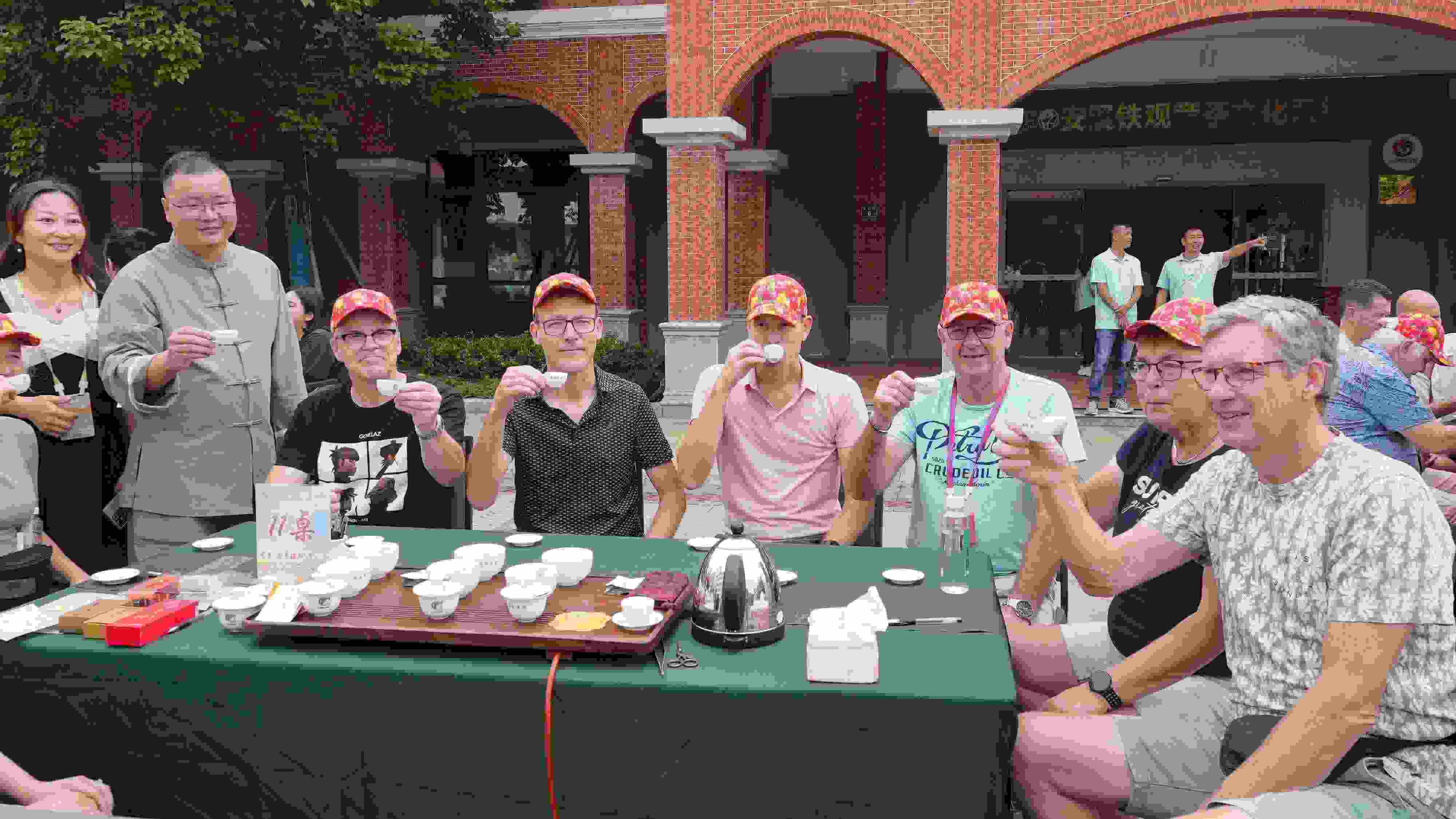 2023年10月4日，福建泉州，外國人品中國茶。