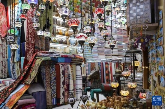 這是10月8日在阿曼首都馬斯喀特的穆特拉市集拍攝的一家店鋪。新華社記者 汪強(qiáng) 攝