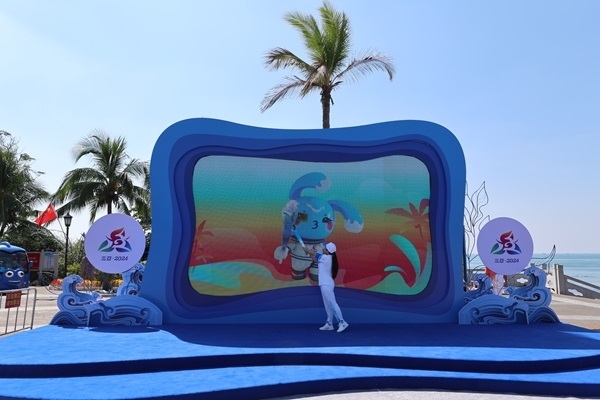 第12棒火炬手“點(diǎn)燃”現(xiàn)場(chǎng)大屏幕上運(yùn)動(dòng)會(huì)吉祥物“吉貝”手中的火炬。主辦方供圖