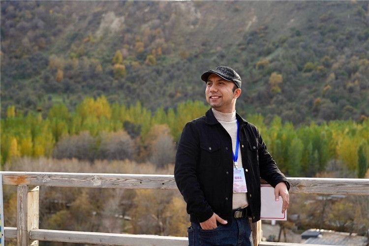 阿布德吾力參加“萬人說新疆”優(yōu)秀作者媒體行活動(dòng)留影。受訪者供圖