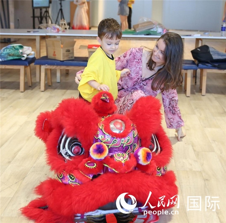 一名兒童在感受舞獅。人民網(wǎng)中東中心分社塔里克·易卜拉欣攝