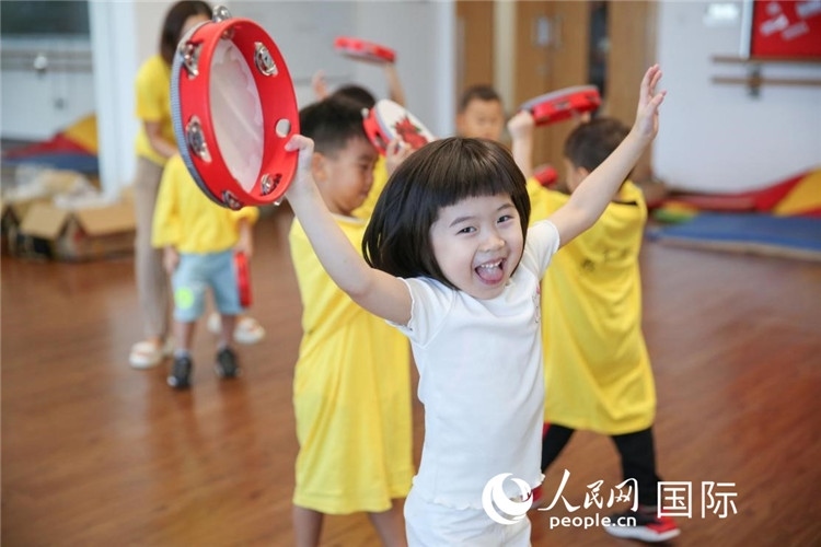 一名華裔兒童在參加音樂(lè)課程。人民網(wǎng)中東中心分社塔里克·易卜拉欣攝