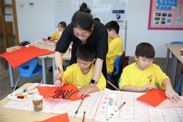 書(shū)法課場(chǎng)景。人民網(wǎng)中東中心分社塔里克·易卜拉欣攝