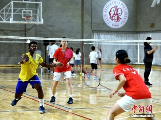 當?shù)貢r間10月12日，巴西圣保羅，中國高校羽毛球代表團和巴西羽毛球協(xié)會運動員切磋球技。 