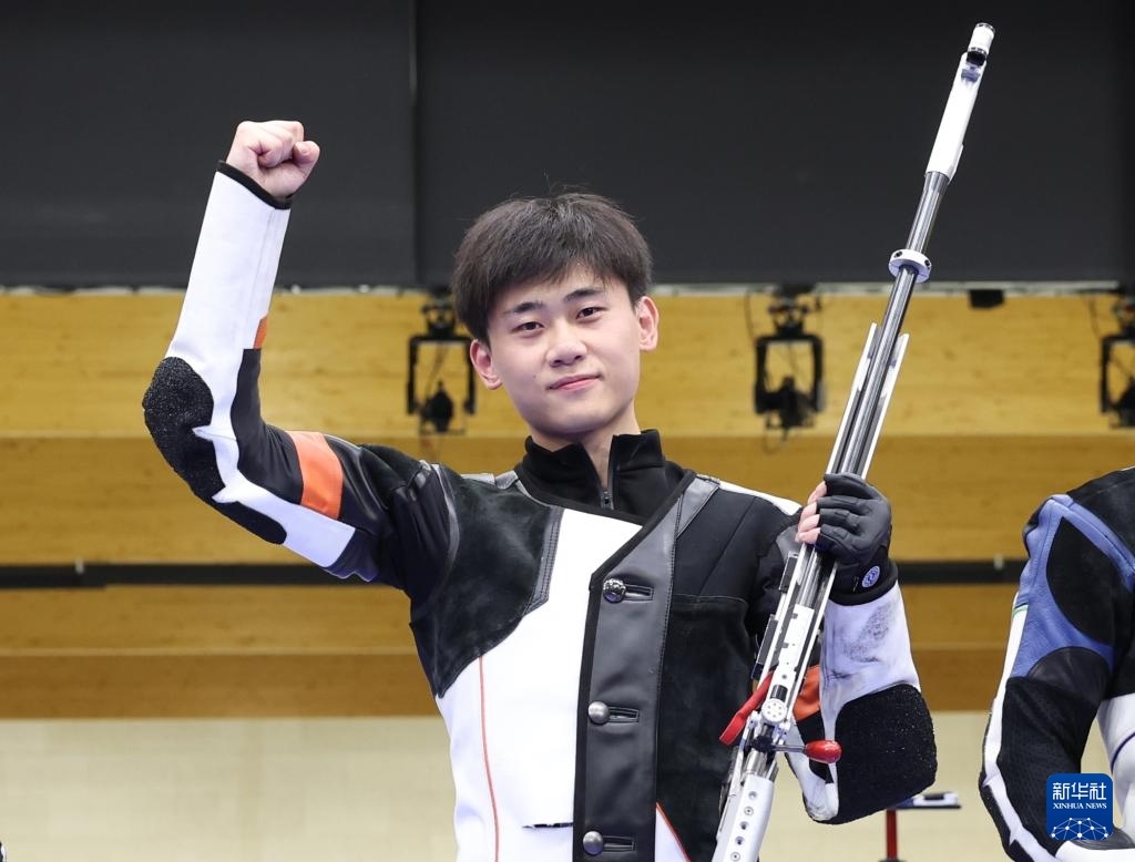 8月1日，在法國沙托魯舉行的巴黎奧運會射擊男子50米步槍三姿決賽中，中國選手劉宇坤奪得冠軍。圖為劉宇坤在奪冠后慶祝。新華社記者 張帆 攝