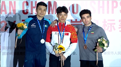 伍鵬（中）奪得男子速度項目冠軍。主辦方供圖