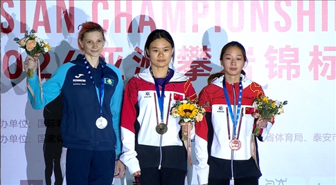 女子速度項目蒙世雪（中）奪冠，周婭菲（右）獲季軍。主辦方供圖